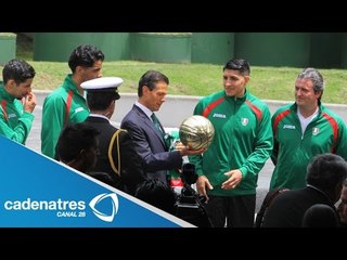 Abandera el presidente Enrique Peña Nieto a los equipos de Voleibol, Basquetbol y Nanjing