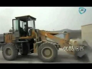 ¡Nuestro Día! Niño de 5 años experto manejando maquinaria pesada