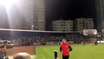 Adana Demirspor taraftarı Müslüm Gürses'in Kaç kadeh kırıldı sarhoş gönlümde şarkısını söylüyor.