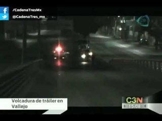 Vuelca trailer en Calzada Vallejo