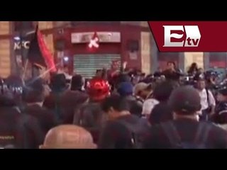 Enfrentamiento de  encapuchados y granaderos en la calle Madero / Paola Virrueta