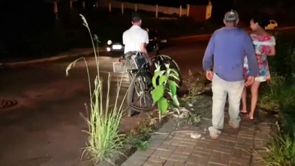 Ciclista fica ferido em colisão na Rua Indira Gandhi