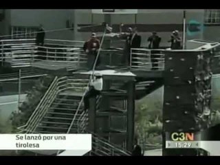 Calderón no solo corta listones también es intrépido y se lanza de la tirolesa