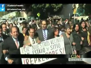 Diputados del PRD derriban vallas en San Lázaro