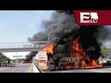 Queman camiones y bloquean carretera en Michoacán contra autodefensas / Andrea Newman