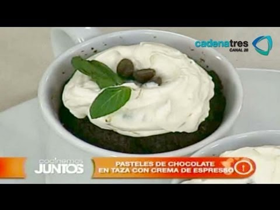 Pastel de chocolate en taza con crema de espresso