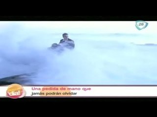 Pedida de mano inesperada, sorprendidos por el mar. Entrega de anillo graciosa.