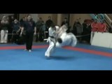 Karateka muestra su espectacular patada//Patada voladora