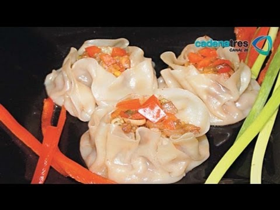 Receta de dumplings de pollo y piñones con salsa de jengibre y chile. Receta de comida china