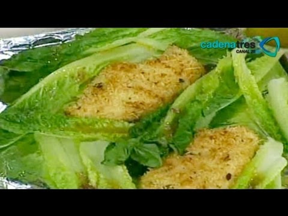 Pollo parmesano con lechuga orejona