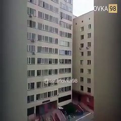 Astana'da 10. kattan düşen bebeği alt kattaki komşuları yakaladı. IG/astanovka98