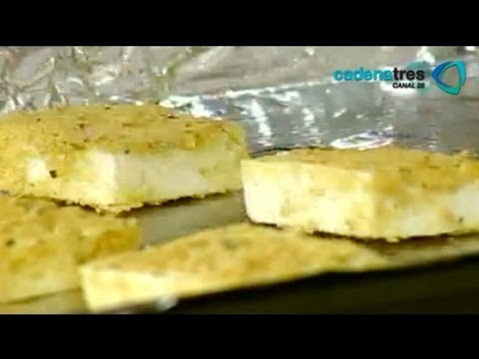 Receta de cómo preparar ensalada con queso panela empanizado y aderezo de chipotle. Comida mexicana