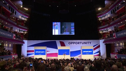 May baila y pide unidad a su partido en negociación del Brexit