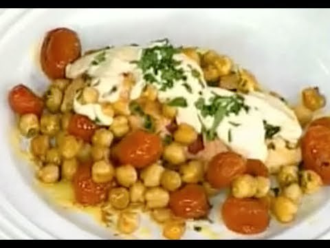 Receta de como preparar pollo rostizado con garbanzos, jitomates y paprika. Receta de pollo