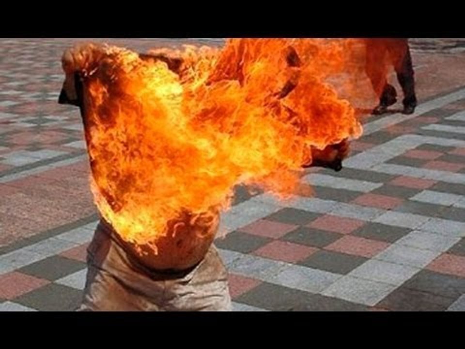 Vagabundo prefiere dormir que salvar su vida  //videos impactantes