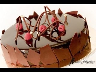 Pastel de chocolate con betún de chocolate y frambuesa