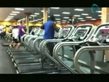 Joven se divierte mientras hace ejercicio / Young has fun while exercising