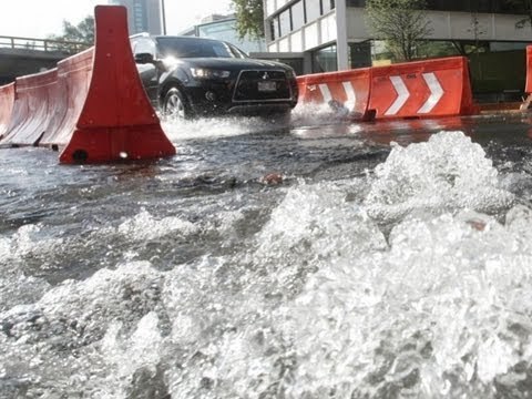 Trabajadores perforan ducto y provocan fuga de agua en Periférico