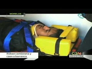 Roban camioneta y caen a barranca