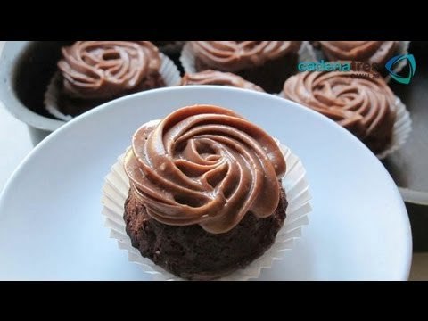 Receta para preparar pastelitos de chocolate con salsa de flan de café. Receta de pasteles / Flan