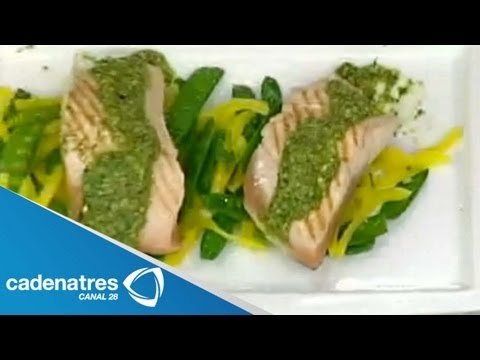 Receta de lonchas de salmón con pesto de pistache y cama de pimientos. Receta de salmón