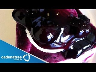 Receta de pastel de polenta con glasé de limón y salsa de moras azules. Receta de pastel