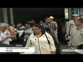 Desalojan empleados de Pemex por mal olor