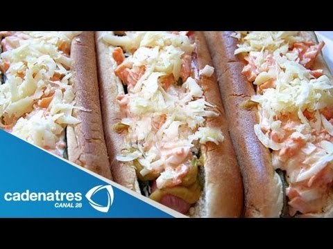 Receta de hot dogs con queso cheddar, manzanas y poros braseados. Receta de hot dogs