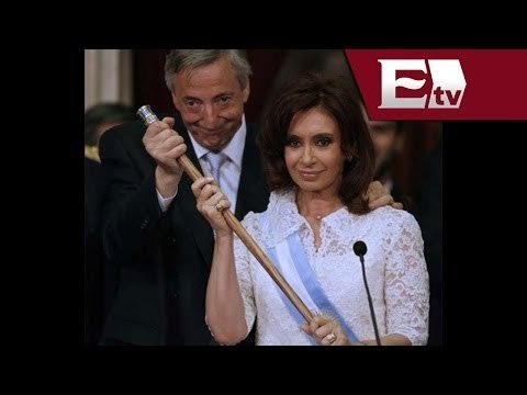 Cristina Fernández conmemora cumpleaños de Kirchner en su tumba / María y Julio