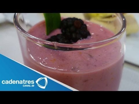 Receta para preparar smoothie de fresas y yogurt. Receta de smoothie / Postres fríos