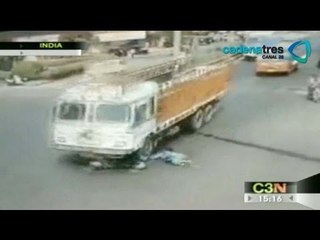 Mujer se salva de milagro de ser atropellada por un camión en India