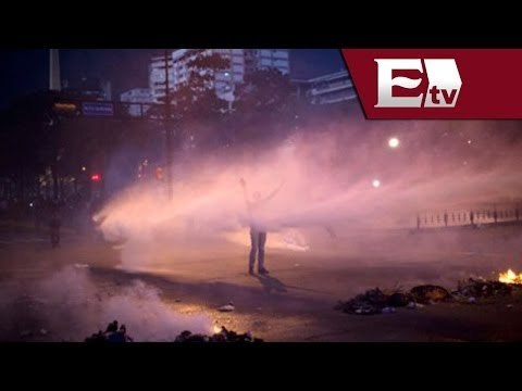 Venezuela: reprimen a manifestantes con tanquetas de agua / Titulares de la noche