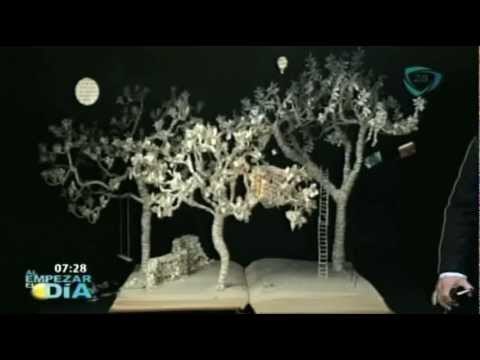 Esculturas con páginas de libros, sobre los propios libros