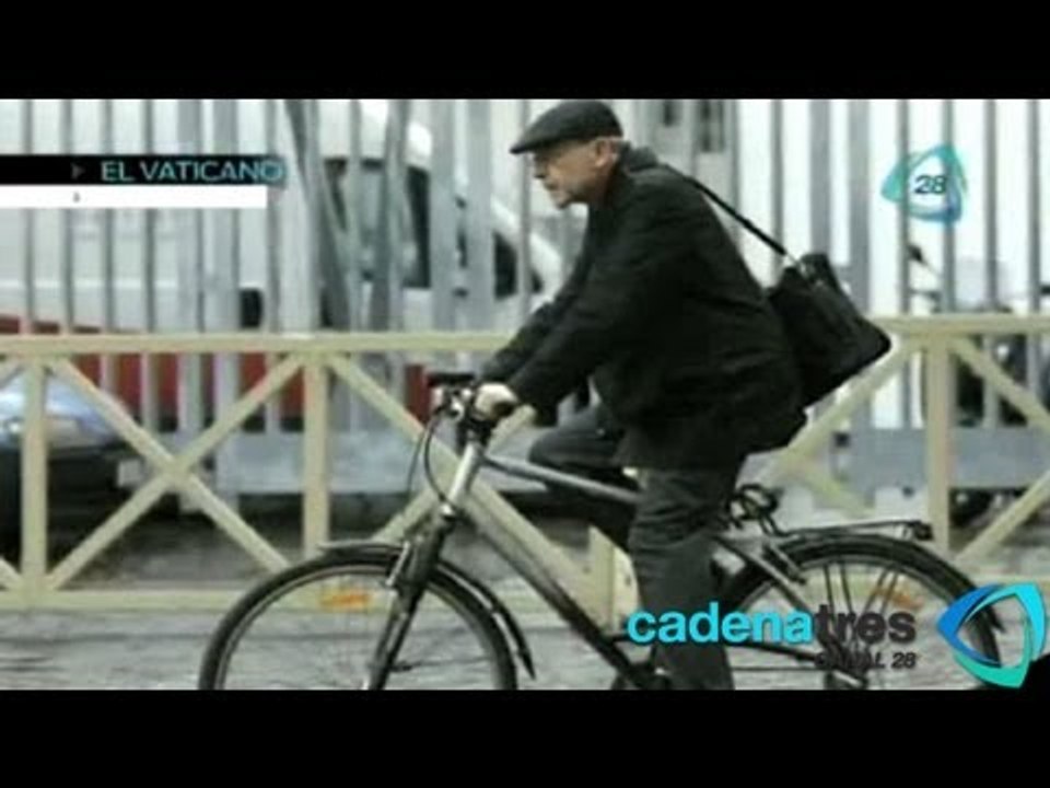 Desprecia obispo transporte de lujo y viaja en bicicleta por El Vaticano