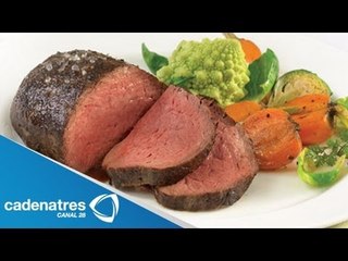 Caña de filete de res con costra de ajo y relish de pimiento rojo y amarillo