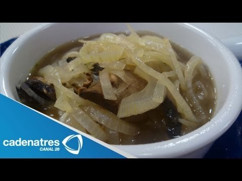 Sopa de cebolla con queso portabello con crotounes de queso de cabra / Receta de sopa de cebolla