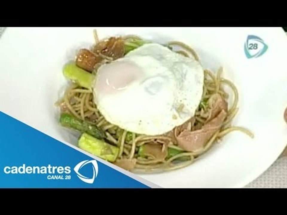Receta para preparar pasta con espárragos, jamón serrano y huevo. Receta de pastas