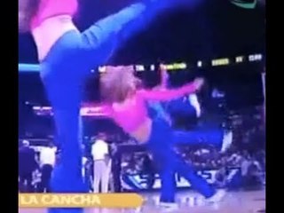 Bailarina resbala, cae al piso y queda inconsciente