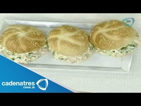 Receta para preparar sandwiches de pollo con queso azul. Receta de sandwiches / Bocadillos