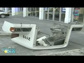 Tráiler pierde el control y se impacta con agencia de autos