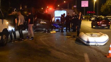 İzmir Hafif Ticari Araç Park Halindeki Kamyon Çarptı: 1 Ölü, 1 Yaralı