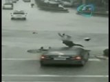 Sorprendente accidente, un hombre es atropellado y termina ileso (VIDEO)