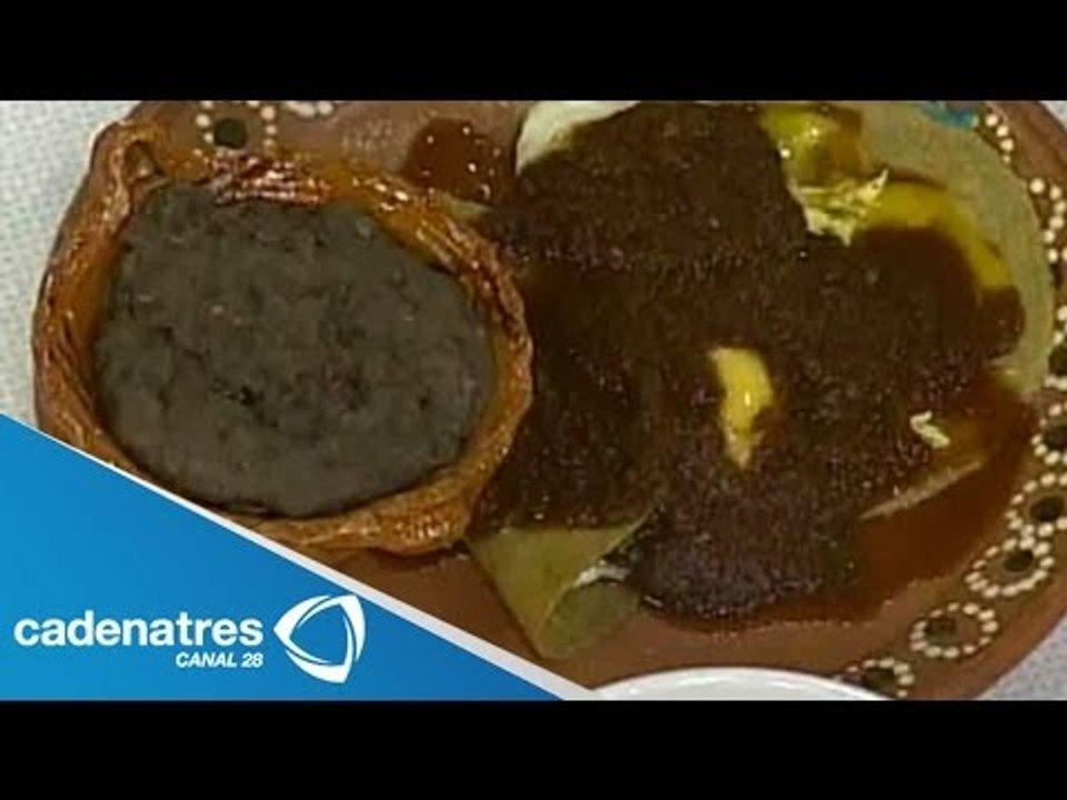 Receta para preparar huevos fritos con mole de chipotle y cafe. Receta de huevos fritos