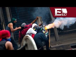 Video herunterladen: Duros enfrentamientos entre encapuchados y policias venezolanos/ Titulares de la tarde