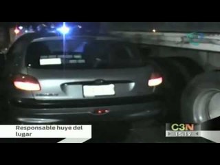 Tráiler choca en un puente tras esquivar otro vehículo