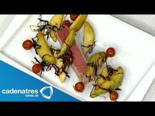 Receta de atún fresco con peras anjou y chiles secos. Cocinando con la chef Thelma Morgan