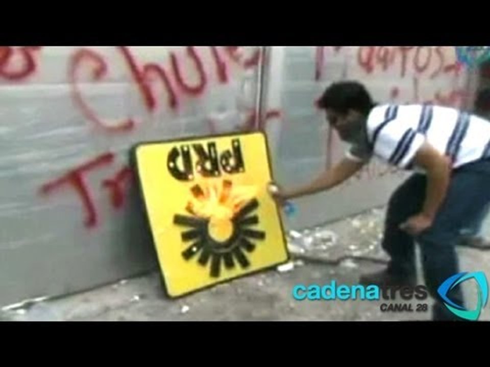 Destrozan maestros sede del PRD en Guerrero; autodefensas se suman a los profesores