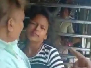 மின்சார ரயிலில் இருந்து தவறி விழுந்த பெண் நொடிப்பொழுதில் காப்பாற்றப்பட்டார்