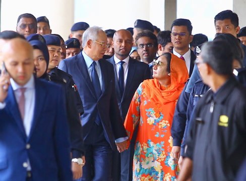 Najib, Rosmah thank supporters as they leave KL court