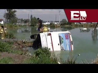 Autobús vuelca y cae a una laguna en la carretera Tláhuac-Chalco / Vianey Esquinca